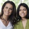 Adriana Araújo e sua filha, Giovanna, ambas sorrindo para a câmera