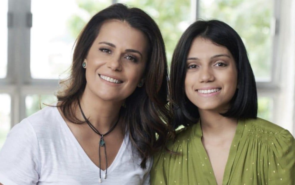 Adriana Araújo e sua filha, Giovanna, ambas sorrindo para a câmera
