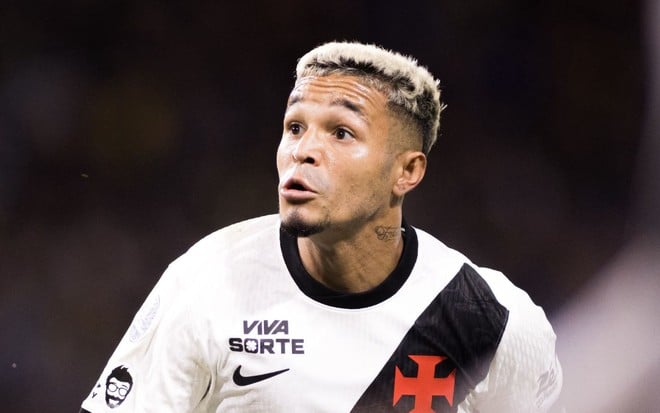 O futebolista Adson surge em plano médio curto, de cabelo curto com as pontas descoloridas de loiro e barbicha no queixo