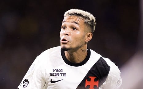 O futebolista Adson surge em plano médio curto, de cabelo curto com as pontas descoloridas de loiro e barbicha no queixo