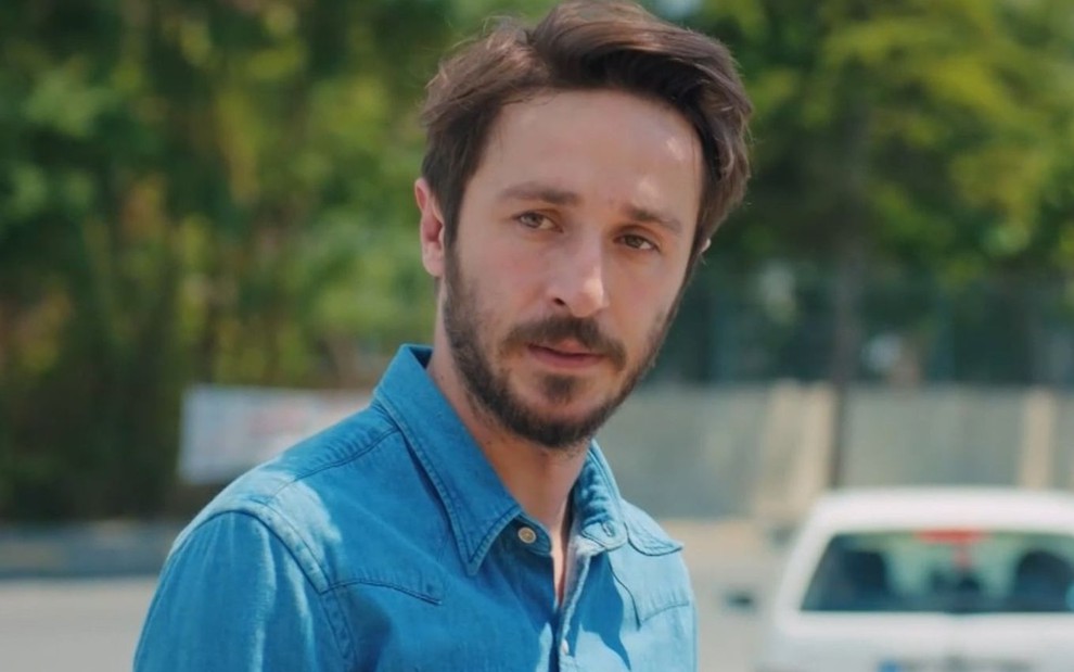 Emre (Ahmet Rıfat Şungar) em cena da novela Força de Mulher