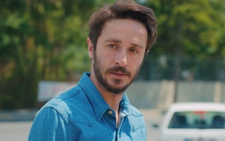 Emre (Ahmet Rıfat Şungar) em cena da novela Força de Mulher