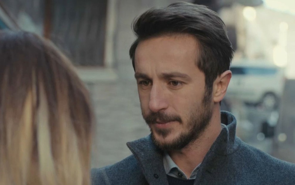 Emre (Ahmet Rıfat Şungar) em cena da novela Força de Mulher