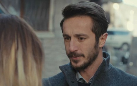 Emre (Ahmet Rıfat Şungar) em cena da novela Força de Mulher