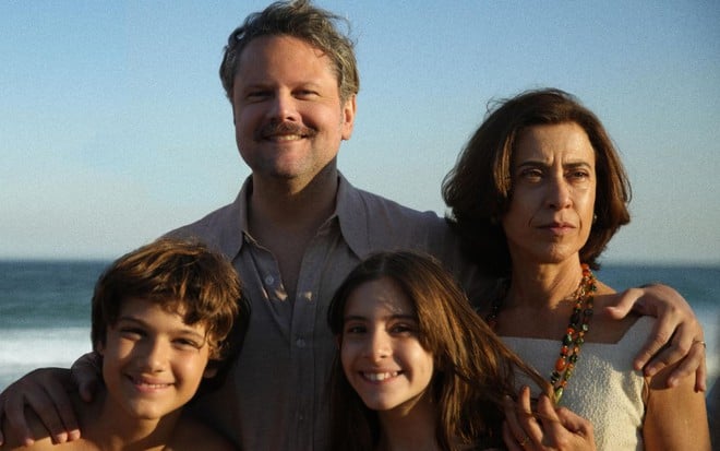 Selton Mello, Fernanda Torres, Guilherme Silveira e Cora Mora posam para foto em cena na praia do filme Ainda Estou Aqui