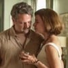 Selton Mello e Fernanda Torres têm seus rostos próximos em cena do filme Ainda Estou Aqui