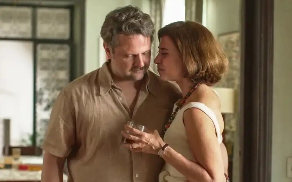 Selton Mello e Fernanda Torres têm seus rostos próximos em cena do filme Ainda Estou Aqui