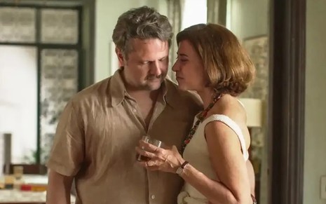 Selton Mello e Fernanda Torres têm seus rostos próximos em cena do filme Ainda Estou Aqui