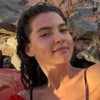 Montagem de Alanis Guillen e a namorada, Giovanna Reis; as duas aparecem de biquíni e cabelo molhado