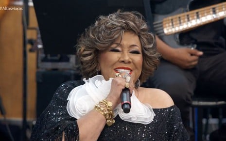 Alcione em participação no programa Altas Horas em abril deste ano, sorrindo