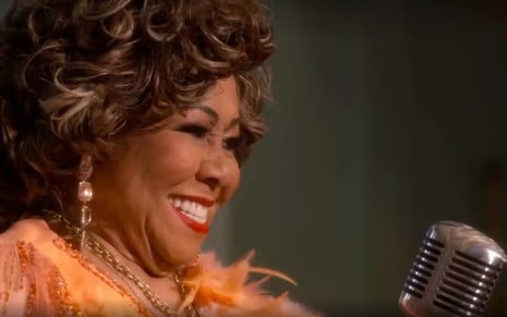 Cantora Alcione, em cena da novela Garota do Momento