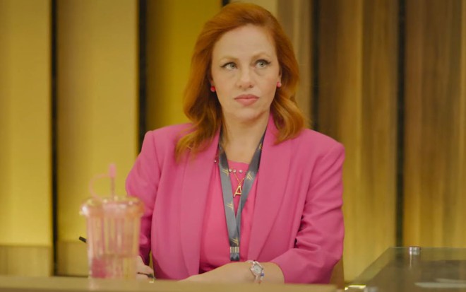 Karine Teles está caracterizada como Aldeíde, sua personagem no remake de Vale Tudo, da Globo
