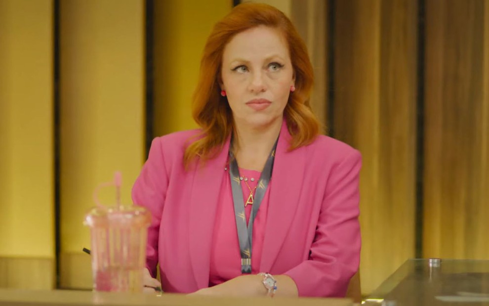 Karine Teles está caracterizada como Aldeíde, sua personagem no remake de Vale Tudo, da Globo