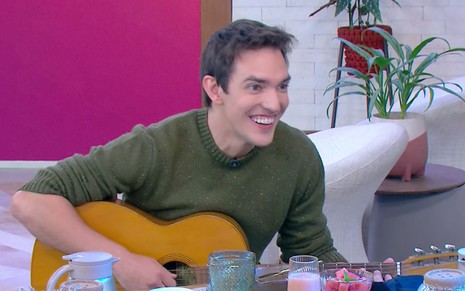 Alessandro Jodar tocando violão no Mais Você