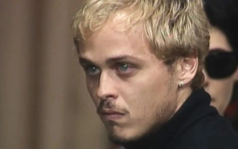 O ator Guilherme Fontes com expressão séria em cena de A Viagem (1994)