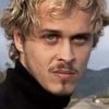 O ator Guilherme Fontes com expressão séria em cena de A Viagem (1994)