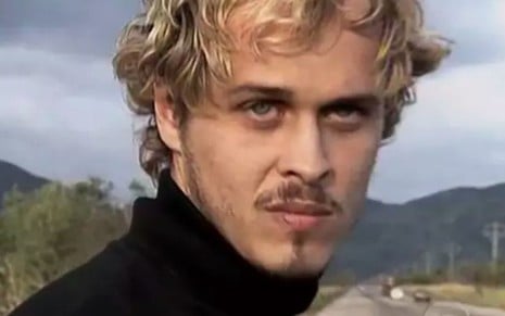 O ator Guilherme Fontes com expressão séria em cena de A Viagem (1994)