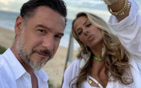 Alexandre Iodice e Adriane Galisteu posam para selfie