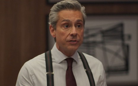 Alexandre Nero com expressão séria em cena da novela Vale Tudo