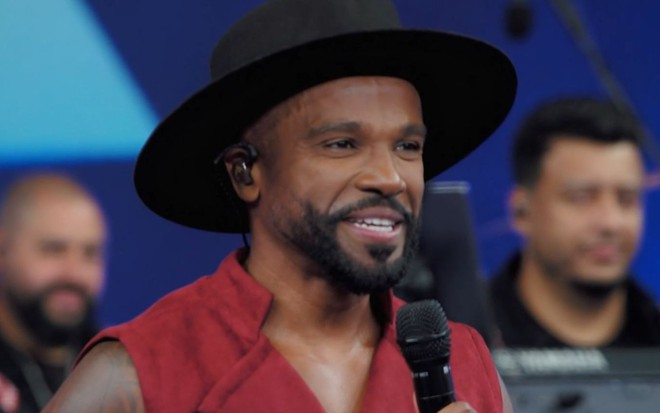 Foto de Alexandre Pires durante o Domingão, na Globo