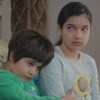 Doruk (Ali Semi Sefil) e Nisan (Kübra Süzgün) em cena da novela Força de Mulher