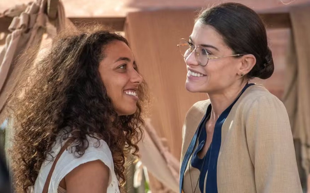 Otília (Alice Carvalho) olha encantada para Jânia (Alinne Moraes) em cena da novela Guerreiros do Sol
