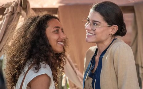 Otília (Alice Carvalho) olha encantada para Jânia (Alinne Moraes) em cena da novela Guerreiros do Sol