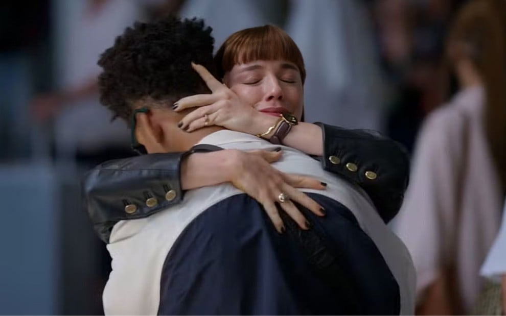 Solange (Alice Wegmann) se despede de Sardinha (Lucas Leto) no remake da novela Vale Tudo