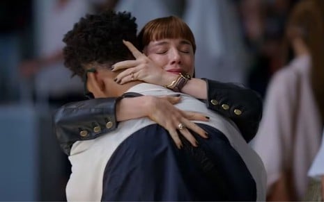 Solange (Alice Wegmann) se despede de Sardinha (Lucas Leto) no remake da novela Vale Tudo