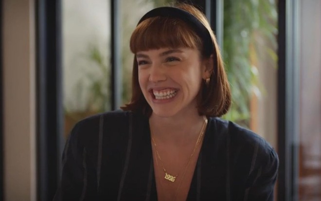 Alice Wegmann sorri em cena como Solange Duprat na novela Vale Tudo