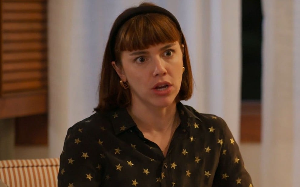 Alice Wegmann com expressão de incredulidade em cena como Solange Duprat na novela Vale Tudo