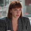 Solange (Alice Wegmann) na Tomorrow, usando um blazer preto com listas brancas, e feição séria