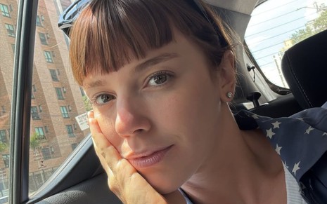 Alice Wegmann posa para foto