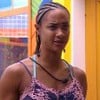 A participante Aline Patriarca com expressão séria no BBB 25