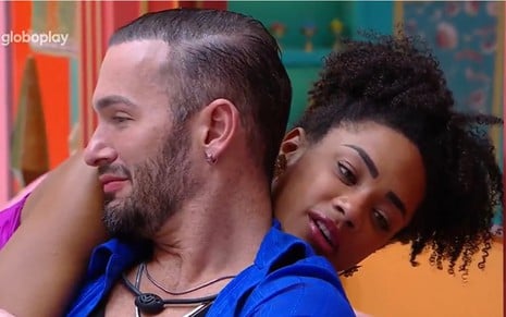 Diego Hypolito e Aline Patriarca abraçados no BBB 25