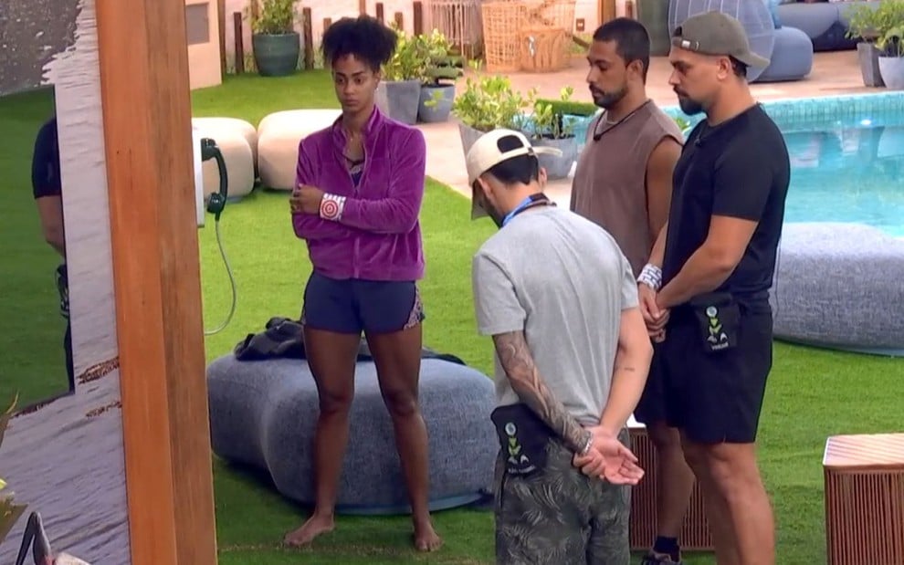 Foto mostra Aline, Vinícius, Maike e João Gabriel em frente ao Big Fone no BBB 25