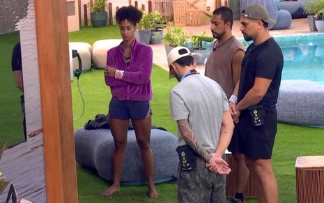 Foto mostra Aline, Vinícius, Maike e João Gabriel em frente ao Big Fone no BBB 25