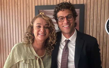 Aline Mateo e Chay Suede posam em foto publicada no Instagram
