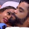 Aline Patriarca e Diogo Almeida estão deitados, no BBB 25