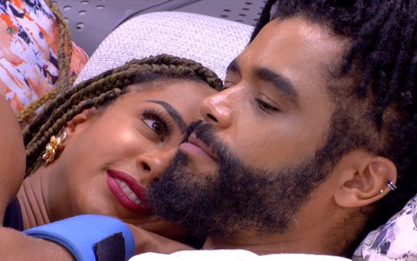 Aline Patriarca e Diogo Almeida estão deitados, no BBB 25