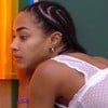 Aline Patriarca escuta atrás de porta no BBB 25