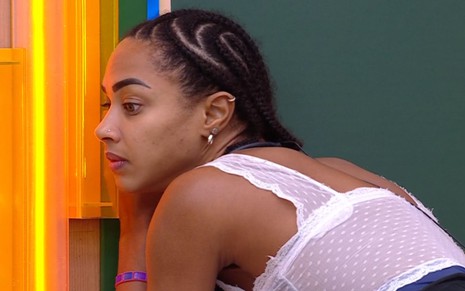 Aline Patriarca escuta atrás de porta no BBB 25