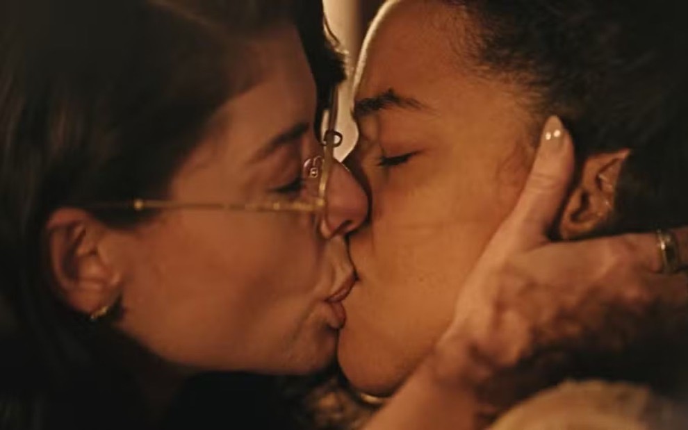 Aline Morais e Alice Carvalho se beijando em Guerreiros do Sol