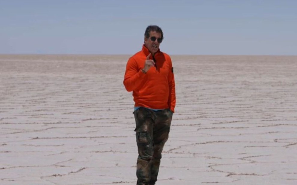 Álvaro Garnero, com uma roupa vermelha, em um deserto feito inteiramente de sal