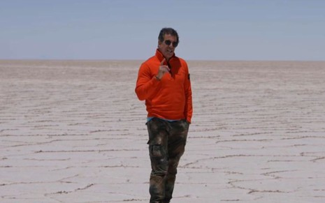 Álvaro Garnero, com uma roupa vermelha, em um deserto feito inteiramente de sal