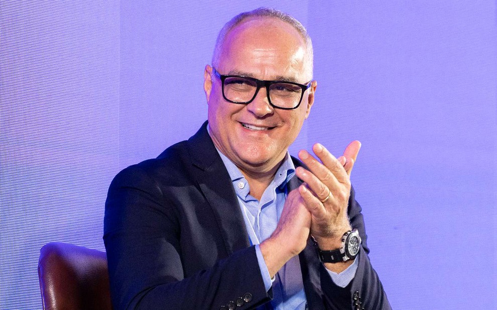 Amauri Soares, diretor executivo da TV e dos Estúdios Globo, em evento no início de abril no Rio de Janeiro; ele usa óculos, camisa azul clara e blaser azul escuro
