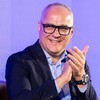 Amauri Soares, diretor executivo da TV e dos Estúdios Globo, em evento no início de abril no Rio de Janeiro; ele usa óculos, camisa azul clara e blaser azul escuro