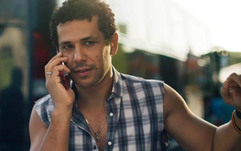 O ator Amaury Lorenzo falando ao telefone, sério, em cena de Volta por Cima