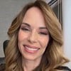 Ana Furtado sorrindo e usando capacete para o hipismo