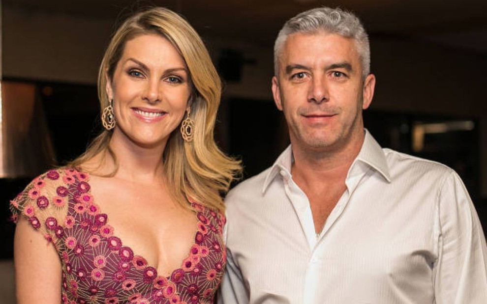 Ana Hickmann e Alexandre Correa estão abraçados, lado a lado